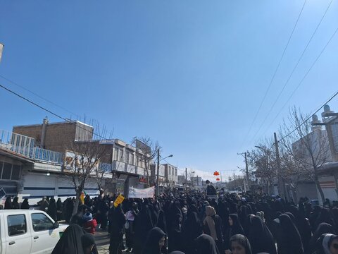 تصاویر/حضور کادر و طلاب مدرسه علمیه حضرت زینب (س)آستانه در راهپیمایی۲۲ بهمن