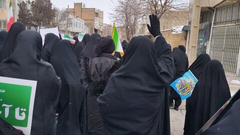 تصاویر/حضور کادر و طلاب مدرسه علمیه حضرت زینب (س)آستانه در راهپیمایی۲۲ بهمن