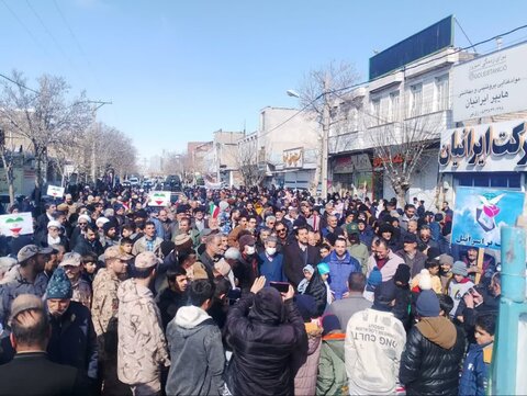 تصاویر/حضور کادر و طلاب مدرسه علمیه حضرت زینب (س)آستانه در راهپیمایی۲۲ بهمن