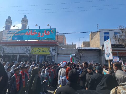 تصاویر/حضور کادر و طلاب مدرسه علمیه حضرت زینب (س)آستانه در راهپیمایی۲۲ بهمن