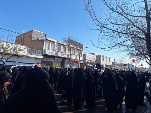 تصاویر/حضور کادر و طلاب مدرسه علمیه حضرت زینب (س)آستانه در راهپیمایی۲۲ بهمن