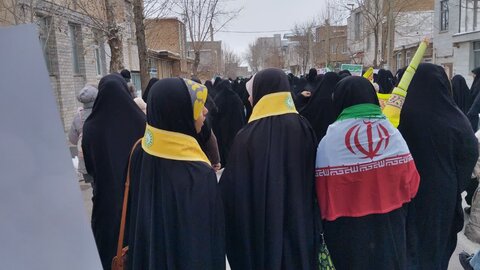 تصاویر/حضور کادر و طلاب مدرسه علمیه حضرت زینب (س)آستانه در راهپیمایی۲۲ بهمن