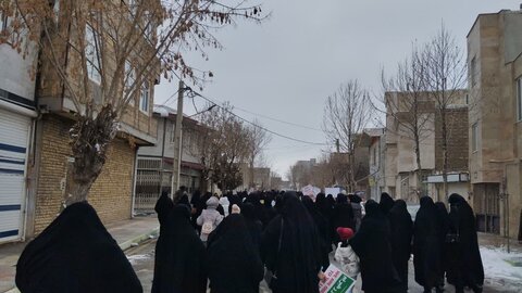 تصاویر/حضور کادر و طلاب مدرسه علمیه حضرت زینب (س)آستانه در راهپیمایی۲۲ بهمن
