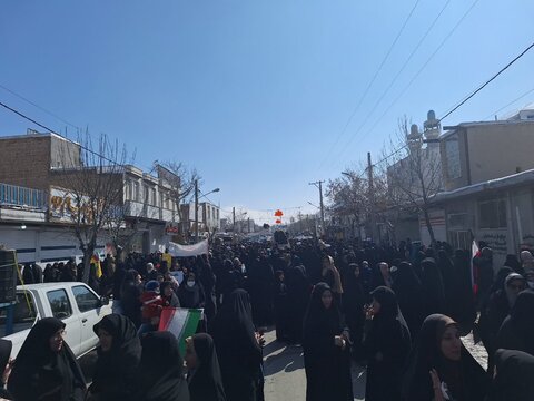 تصاویر/حضور کادر و طلاب مدرسه علمیه حضرت زینب (س)آستانه در راهپیمایی۲۲ بهمن