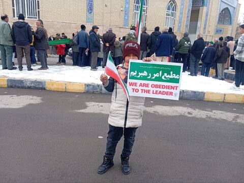 تصاویر/حضور کادر و طلاب مدرسه علمیه حضرت زینب (س)آستانه در راهپیمایی۲۲ بهمن