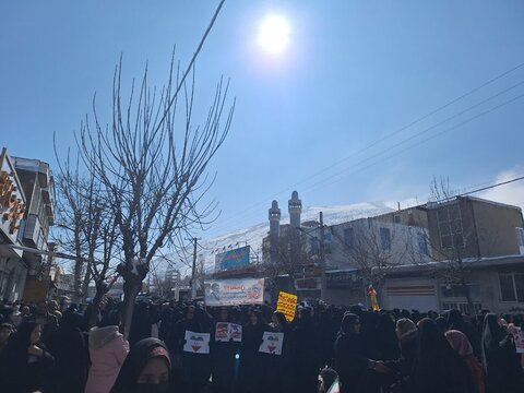 تصاویر/حضور کادر و طلاب مدرسه علمیه حضرت زینب (س)آستانه در راهپیمایی۲۲ بهمن