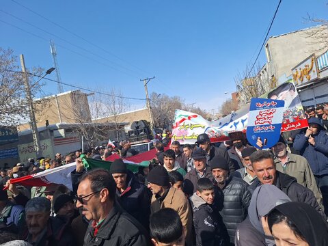 تصاویر/حضور کادر و طلاب مدرسه علمیه حضرت زینب (س)آستانه در راهپیمایی۲۲ بهمن