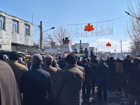 تصاویر/حضور کادر و طلاب مدرسه علمیه حضرت زینب (س)آستانه در راهپیمایی۲۲ بهمن