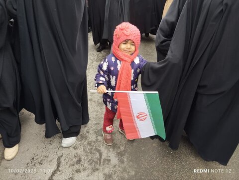 تصاویر/حضور کادر و طلاب مدرسه علمیه حضرت زینب (س)آستانه در راهپیمایی۲۲ بهمن