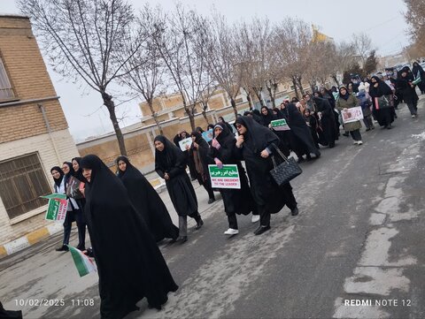 تصاویر/حضور کادر و طلاب مدرسه علمیه حضرت زینب (س)آستانه در راهپیمایی۲۲ بهمن