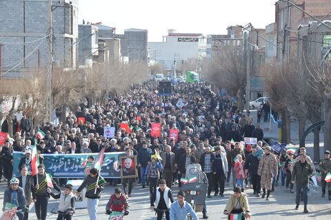 تصاویر/ حضور پرشور اقشار مختلف مردم شهرستان شوط در راهپیمایی ۲۲ بهمن ماه