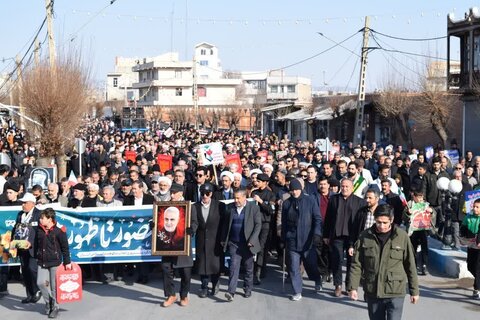 تصاویر/ حضور پرشور اقشار مختلف مردم شهرستان شوط در راهپیمایی ۲۲ بهمن ماه
