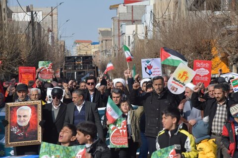 تصاویر/ حضور پرشور اقشار مختلف مردم شهرستان شوط در راهپیمایی ۲۲ بهمن ماه