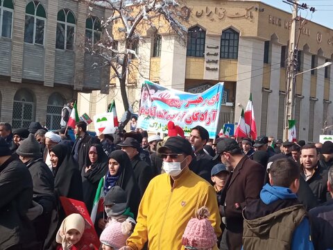 تصاویری از حضور طلاب ،کادر و اساتید مدرسه علمیه فاطمه زهرا(س)اراک در راهپیمائی ۲۲بهمن