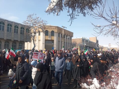 تصاویری از حضور طلاب ،کادر و اساتید مدرسه علمیه فاطمه زهرا(س)اراک در راهپیمائی ۲۲بهمن