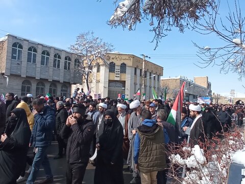 تصاویری از حضور طلاب ،کادر و اساتید مدرسه علمیه فاطمه زهرا(س)اراک در راهپیمائی ۲۲بهمن