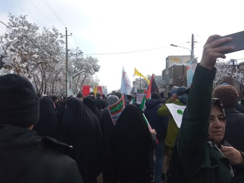 تصاویری از حضور طلاب ،کادر و اساتید مدرسه علمیه فاطمه زهرا(س)اراک در راهپیمائی ۲۲بهمن