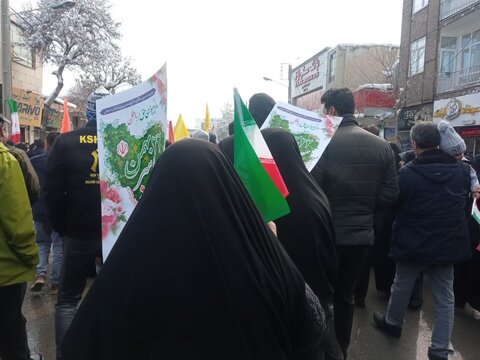 تصاویری از حضور طلاب ،کادر و اساتید مدرسه علمیه فاطمه زهرا(س)اراک در راهپیمائی ۲۲بهمن