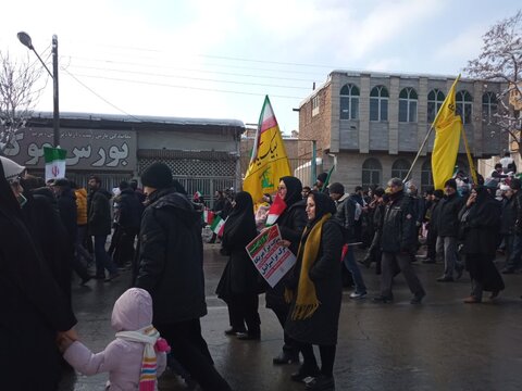 تصاویری از حضور طلاب ،کادر و اساتید مدرسه علمیه فاطمه زهرا(س)اراک در راهپیمائی ۲۲بهمن