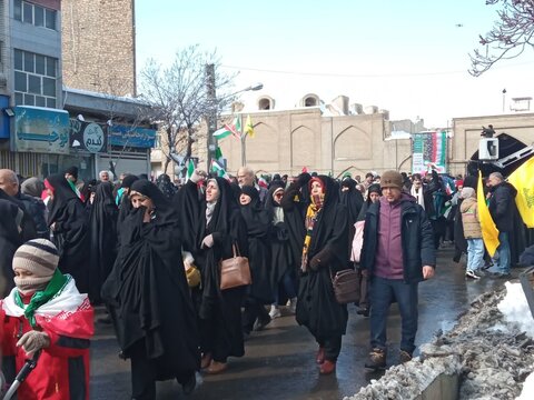 تصاویری از حضور طلاب ،کادر و اساتید مدرسه علمیه فاطمه زهرا(س)اراک در راهپیمائی ۲۲بهمن