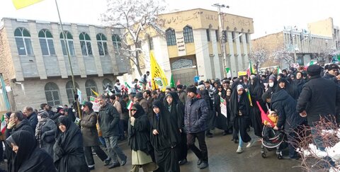 تصاویری از حضور طلاب ،کادر و اساتید مدرسه علمیه فاطمه زهرا(س)اراک در راهپیمائی ۲۲بهمن