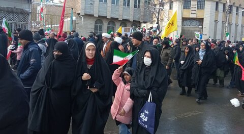 تصاویری از حضور طلاب ،کادر و اساتید مدرسه علمیه فاطمه زهرا(س)اراک در راهپیمائی ۲۲بهمن
