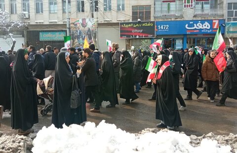 تصاویری از حضور طلاب ،کادر و اساتید مدرسه علمیه فاطمه زهرا(س)اراک در راهپیمائی ۲۲بهمن