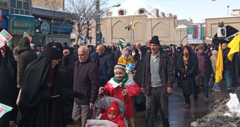 تصاویری از حضور طلاب ،کادر و اساتید مدرسه علمیه فاطمه زهرا(س)اراک در راهپیمائی ۲۲بهمن