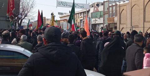 تصاویری از حضور طلاب ،کادر و اساتید مدرسه علمیه فاطمه زهرا(س)اراک در راهپیمائی ۲۲بهمن