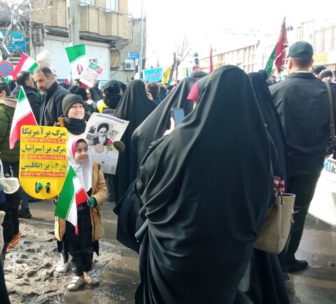 تصاویری از حضور طلاب ،کادر و اساتید مدرسه علمیه فاطمه زهرا(س)اراک در راهپیمائی ۲۲بهمن