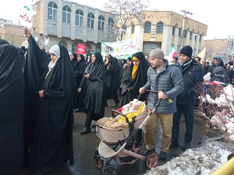 تصاویری از حضور طلاب ،کادر و اساتید مدرسه علمیه فاطمه زهرا(س)اراک در راهپیمائی ۲۲بهمن