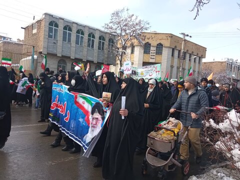 تصاویری از حضور طلاب ،کادر و اساتید مدرسه علمیه فاطمه زهرا(س)اراک در راهپیمائی ۲۲بهمن