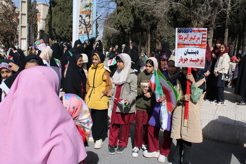 حضور کودکان و نوجوانان در راهپیمایی شهر جوپار