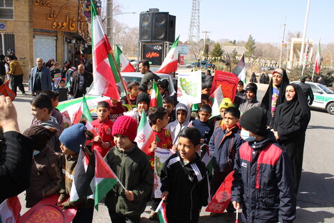 حضور کودکان و نوجوانان در راهپیمایی شهر جوپار