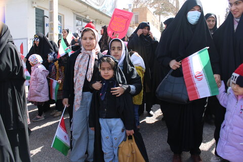 حضور کودکان و نوجوانان در راهپیمایی شهر جوپار