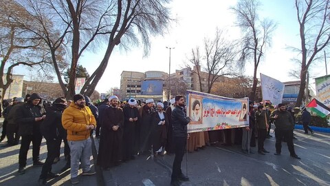 تصاویر/ راهپیمایی طلاب و روحانیون تبریزی  در ۲۲ بهمن