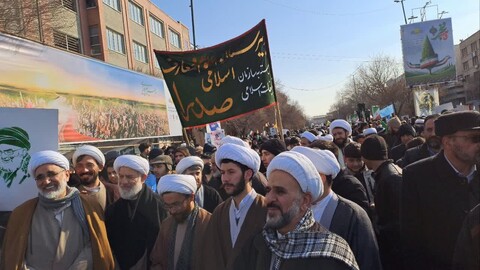 تصاویر/ راهپیمایی طلاب و روحانیون تبریزی  در ۲۲ بهمن