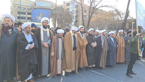 تصاویر/ راهپیمایی طلاب و روحانیون تبریزی  در ۲۲ بهمن