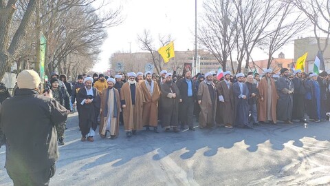 تصاویر/ راهپیمایی طلاب و روحانیون تبریزی  در ۲۲ بهمن