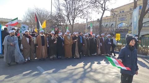 تصاویر/ راهپیمایی طلاب و روحانیون تبریزی  در ۲۲ بهمن