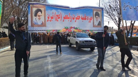 تصاویر/ راهپیمایی طلاب و روحانیون تبریزی  در ۲۲ بهمن