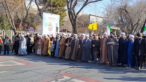تصاویر/ راهپیمایی طلاب و روحانیون تبریزی  در ۲۲ بهمن