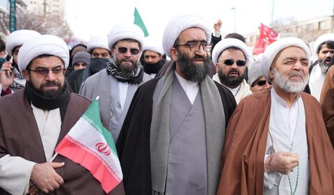  حضور پرشور حوزویان مشهد در راهپیمایی ۲۲ بهمن؛ تجدید بیعت با آرمان‌های انقلاب