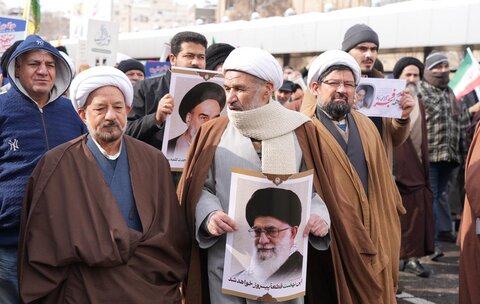  حضور پرشور حوزویان مشهد در راهپیمایی ۲۲ بهمن؛ تجدید بیعت با آرمان‌های انقلاب