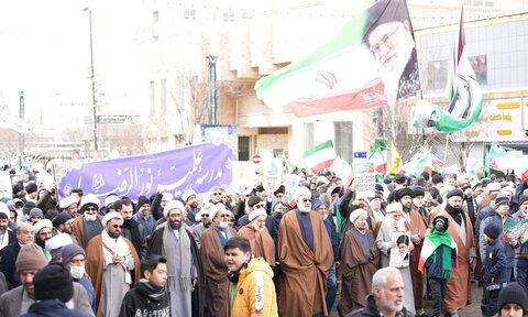  حضور پرشور حوزویان مشهد در راهپیمایی ۲۲ بهمن؛ تجدید بیعت با آرمان‌های انقلاب
