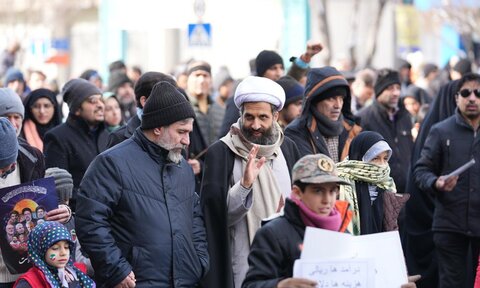  حضور پرشور حوزویان مشهد در راهپیمایی ۲۲ بهمن؛ تجدید بیعت با آرمان‌های انقلاب