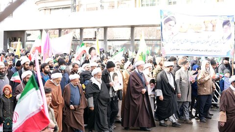  حضور پرشور حوزویان مشهد در راهپیمایی ۲۲ بهمن؛ تجدید بیعت با آرمان‌های انقلاب