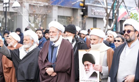  حضور پرشور حوزویان مشهد در راهپیمایی ۲۲ بهمن؛ تجدید بیعت با آرمان‌های انقلاب