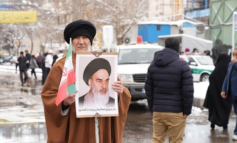  حضور پرشور حوزویان مشهد در راهپیمایی ۲۲ بهمن؛ تجدید بیعت با آرمان‌های انقلاب