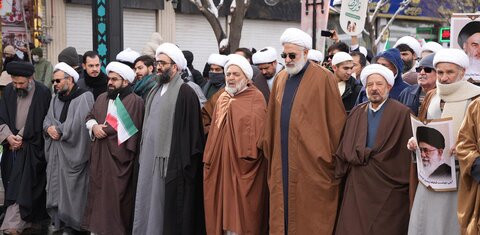  حضور پرشور حوزویان مشهد در راهپیمایی ۲۲ بهمن؛ تجدید بیعت با آرمان‌های انقلاب